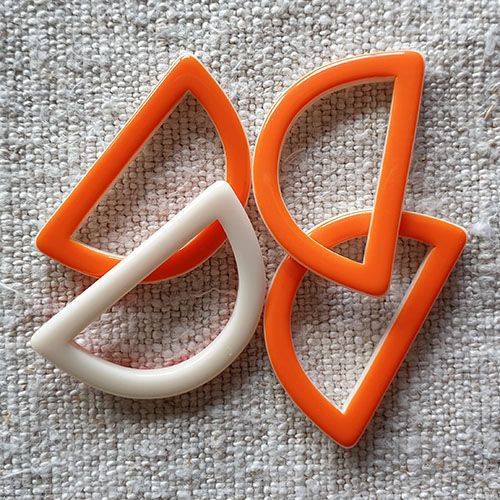 Hübsches 4er-Set D-Ringe - eine Seite weiß, eine Seite orange