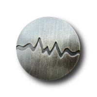 Stahlfarbener Metallknopf mit Kurve Stahlfarbener Metallknopf mit Kurve