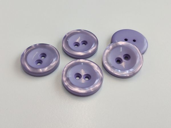 www.knopfpfaradies.de - 5819li - Lila schimmernde Kunststoffknöpfe mit zwei Löchern