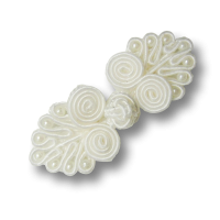 Bildschöner cremefb. Posamenten Verschluss mit Perlen Bildschöner cremefb. Posamenten Verschluss mit Perlen