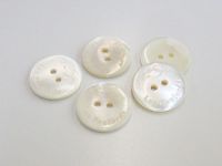 Vorschau: www.knopfparadies.de - pm092 - Weiß-beige schillernde Perlmuttknöpfe in robuster Qualität Vorschau: www.knopfparadies.de - pm092 - Weiß-beige schillernde Perlmuttknöpfe in robuster Qualität