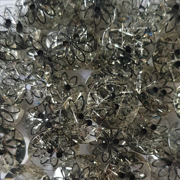 Wunderschön glitzernde, leichte und festliche kleine Knöpfe