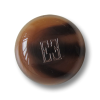 Stark gewölbter brauner Kunststoff Ösen Knopf mit Designer Logo Stark gewölbter brauner Kunststoff Ösen Knopf mit Designer Logo