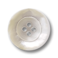 Heller Vierlochknopf mit Perlmuttakzenten Heller Vierlochknopf mit Perlmuttakzenten