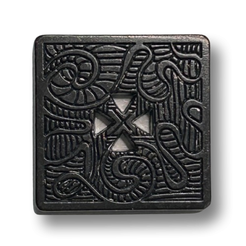 Dunkle, quadratische Metallknöpfe mit kunstvollem Relief