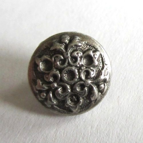 Restposten: 8 kleine Knöpfe – Kunststoff – matt-silber – rund – ca.14mm – Öse