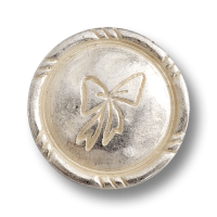 Weiß-silbener Knopf mit Schleifenmotiv Weiß-silbener Knopf mit Schleifenmotiv