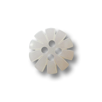 Kleiner Blumen Knopf in Perlmuttweiß aus Kunststoff mit vier Knopflöchern Kleiner Blumen Knopf in Perlmuttweiß aus Kunststoff mit vier Knopflöchern